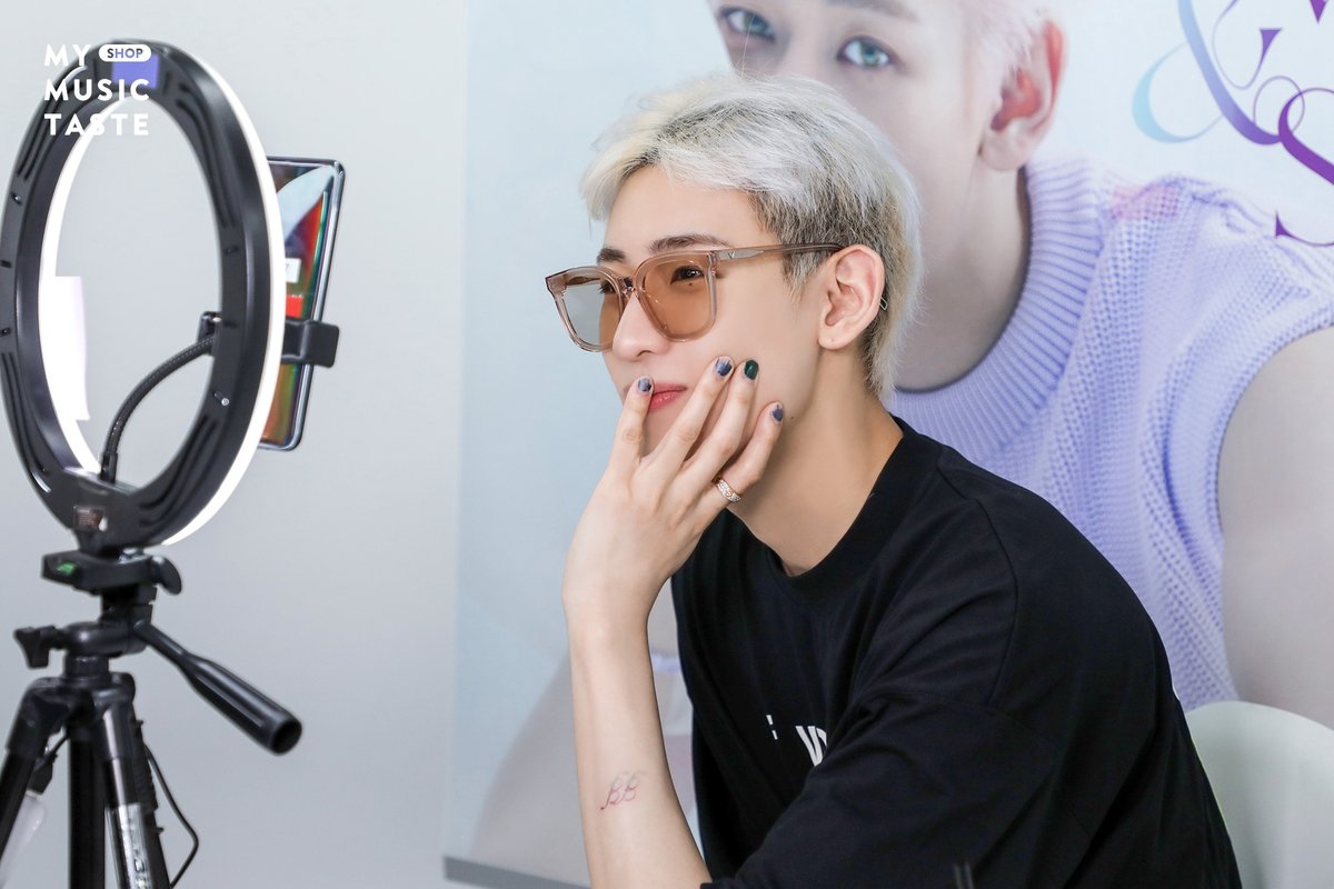 _mmtshop's tweet image. Beautiful as riBBon🎀, slaying as usual ✨! 

@BamBam1A dropped by at MMT last weekend and he showed his status as the one true 🤴KING🤴 of communicating with the international fans!

👀👂How was your experience talking to him?

#뱀뱀 #riBBon #BamBam_Fansign with #MyMusicTaste