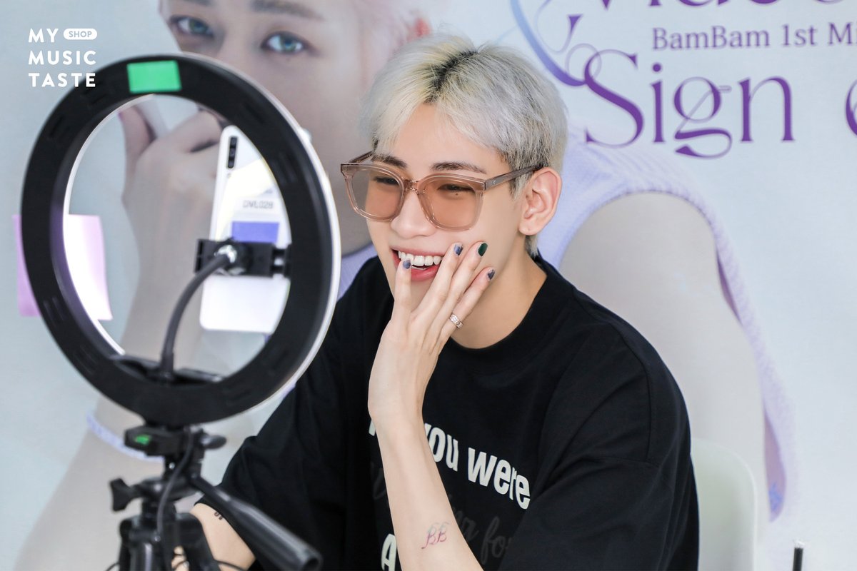 _mmtshop's tweet image. Beautiful as riBBon🎀, slaying as usual ✨! 

@BamBam1A dropped by at MMT last weekend and he showed his status as the one true 🤴KING🤴 of communicating with the international fans!

👀👂How was your experience talking to him?

#뱀뱀 #riBBon #BamBam_Fansign with #MyMusicTaste