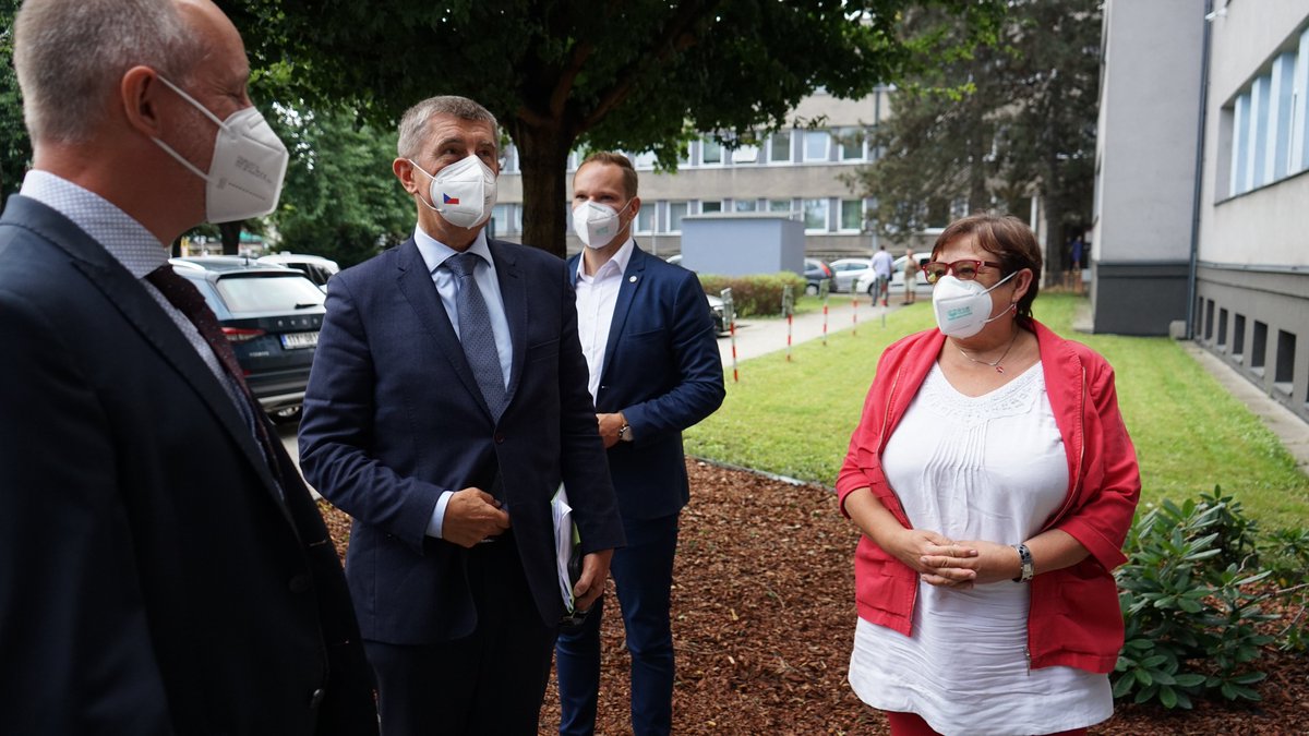 ZUOstrava's tweet photo. Máme nový elektronový mikroskop, který je schopný zobrazit viry, na které běžný optický mikroskop nestačí. Dnes si jej byl prohlédnout premiér Andrej Babiš, hejtman MSK Ivo Vondrák a hlavní hygienička Pavla Svrčinová.
#zuova #ostrava #premier #hejtman #msk #covid #virus #covid https://t.co/763DULrv03