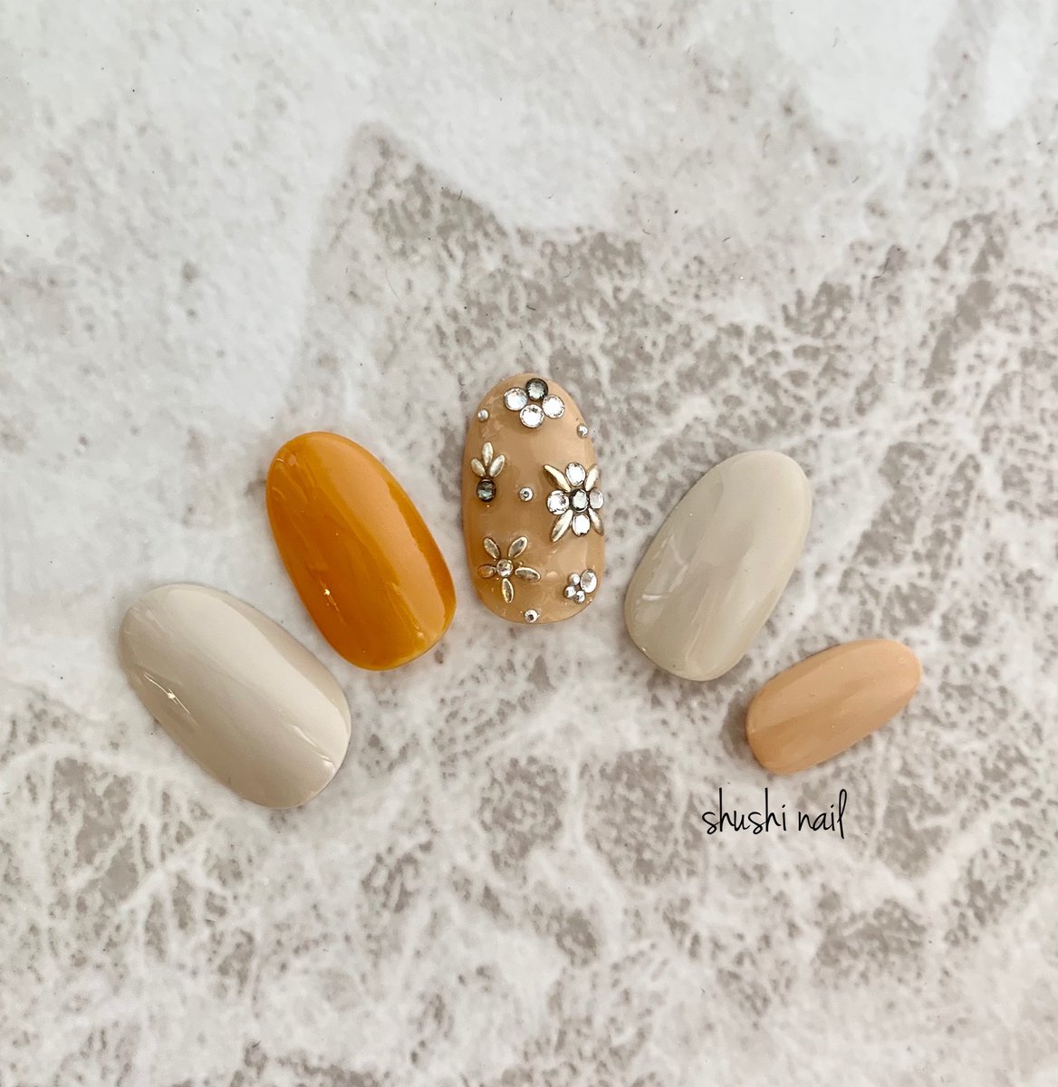 Shushu Nail 黄色 オレンジ系ベース ブラックダイヤ フラワービジュー オフ ウォーターケア込み 11 000 税込 オレンジネイル 品川ネイルサロン ビジューネイルデザイン お花ストーン ワンカラーネイルデザイン ストーンアート ネイル