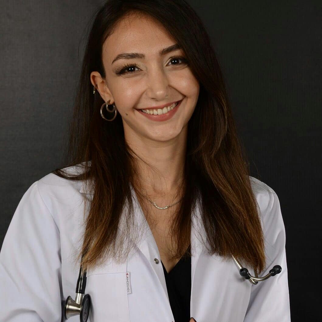 yagizarikbuga's tweet photo. #İREM Kız kardeşler; kötü zamanları iyi, iyi zamanları unutulmaz kılar. Canım ablam, iyi tarafım doktor oldu. Artık tek bana değil herkese şifa dağıtacak. #downsedrom 😍🎓🤗 https://t.co/zJWIfw3vJT