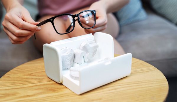 Deze automatische brillenpoetser is een hit op Kickstarter. freshgadgets.nl/deze-automatis…