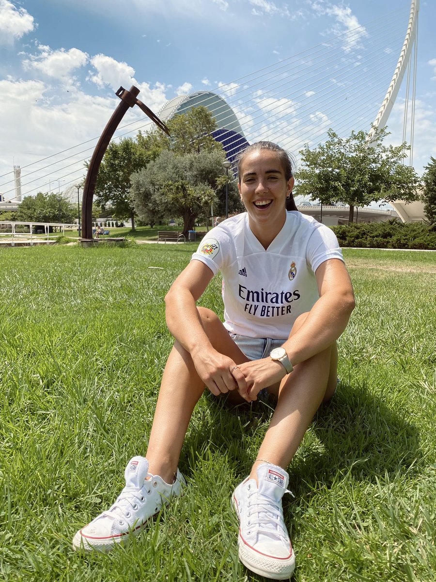 Desde pequeña animándolo y ahora me toca defenderlo. 
Muy contenta de poder formar parte de este club. 
¡Con muchas ganas de que esto empiece!
¡HALA MADRID! ⚪️