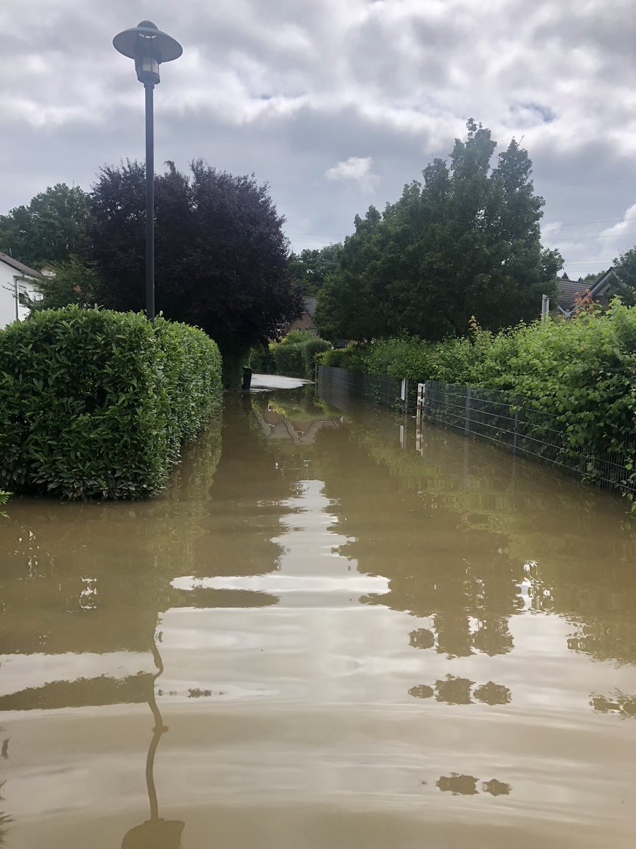 die_hexe_'s tweet photo. unsere Straße heute Mittag https://t.co/2qEWoH4w8n