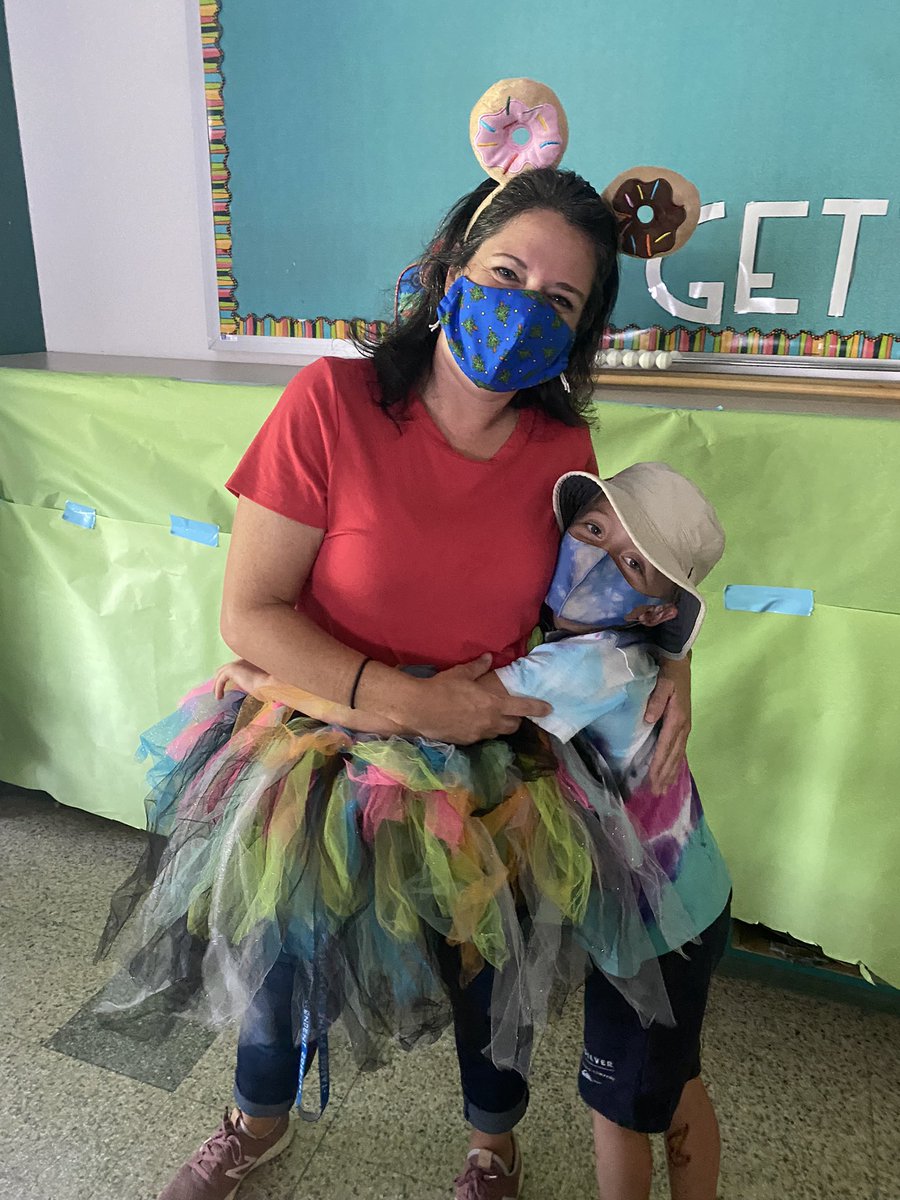 LearnwithLawver's tweet photo. Wacky Tacky Spirit day!  #CasadeCooke is rocking it out!! @CongerCasey @WTCookeSchool https://t.co/R7thrwiGVS