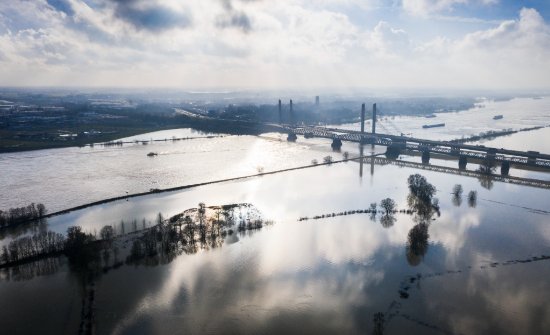 #Hoogwater: <a href="/Rijkswaterstaat/">Rijkswaterstaat</a> heeft de stuwen op de Maas geopend en de waterschappen nemen alle beschikbare maatregelen om overlast te voorkomen. De verwachting is dat de dijken het gaan houden. De situatie is echter buitengewoon uitzonderlijk. uvw.nl/waterschappen-…
