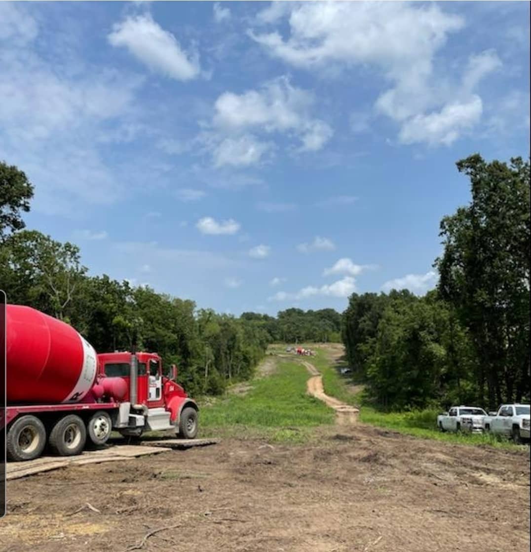 GeigerReadyMix's tweet image. Our Delivery Professionals are constantly challenged with difficult jobsites! #readymixconcretesupplier #readymix #concrete #concreteconstruction #familybusiness #trucks #readymixtruck #kansascity #pump
