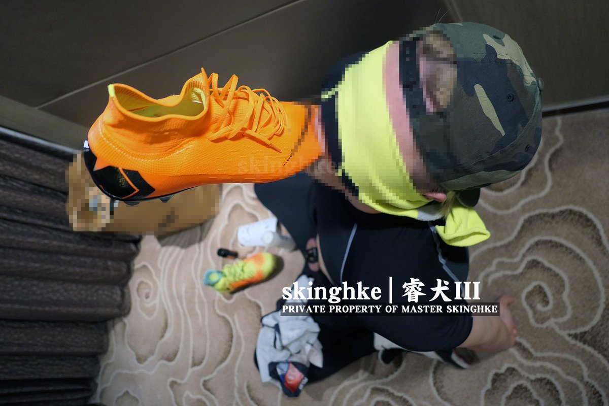 你们要看的睿犬
它又来了
看它的跪姿是不是像条法斗？
来
先训练下叼球鞋