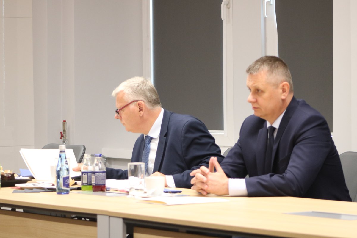 MEN_GOVPL's tweet photo. Minister @CzarnekP na spotkaniu z #SOSW: - Wiem, że szkoła mimo trudnych warunków lokalowych działa bardzo dobrze. Dzieci powinny mieć szkołę przyjazną, bezpieczną i nowoczesną. Nowy ośrodek w #Kozienice to inwestycja konieczna. Będę ubiegał się o środki finansowe na ten cel. https://t.co/NSN4WHuK41