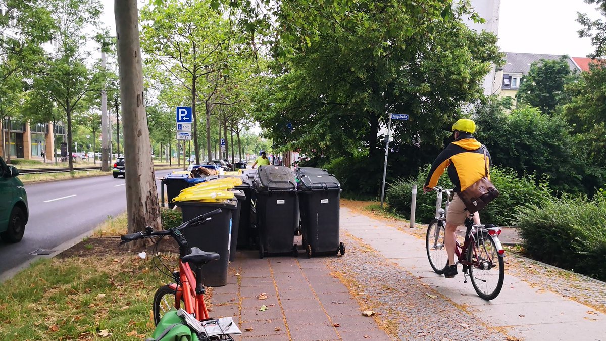 LeFroehlich's tweet photo. Ist das noch Ignoranz oder schon purer Hass? Wie sehr können einem Hausmeister Radfahrer- und Fußgängerinnen egal sein? #runtervomradweg #mdRzA #fahrradalltag in #leipzig https://t.co/sSZrD9O5FA