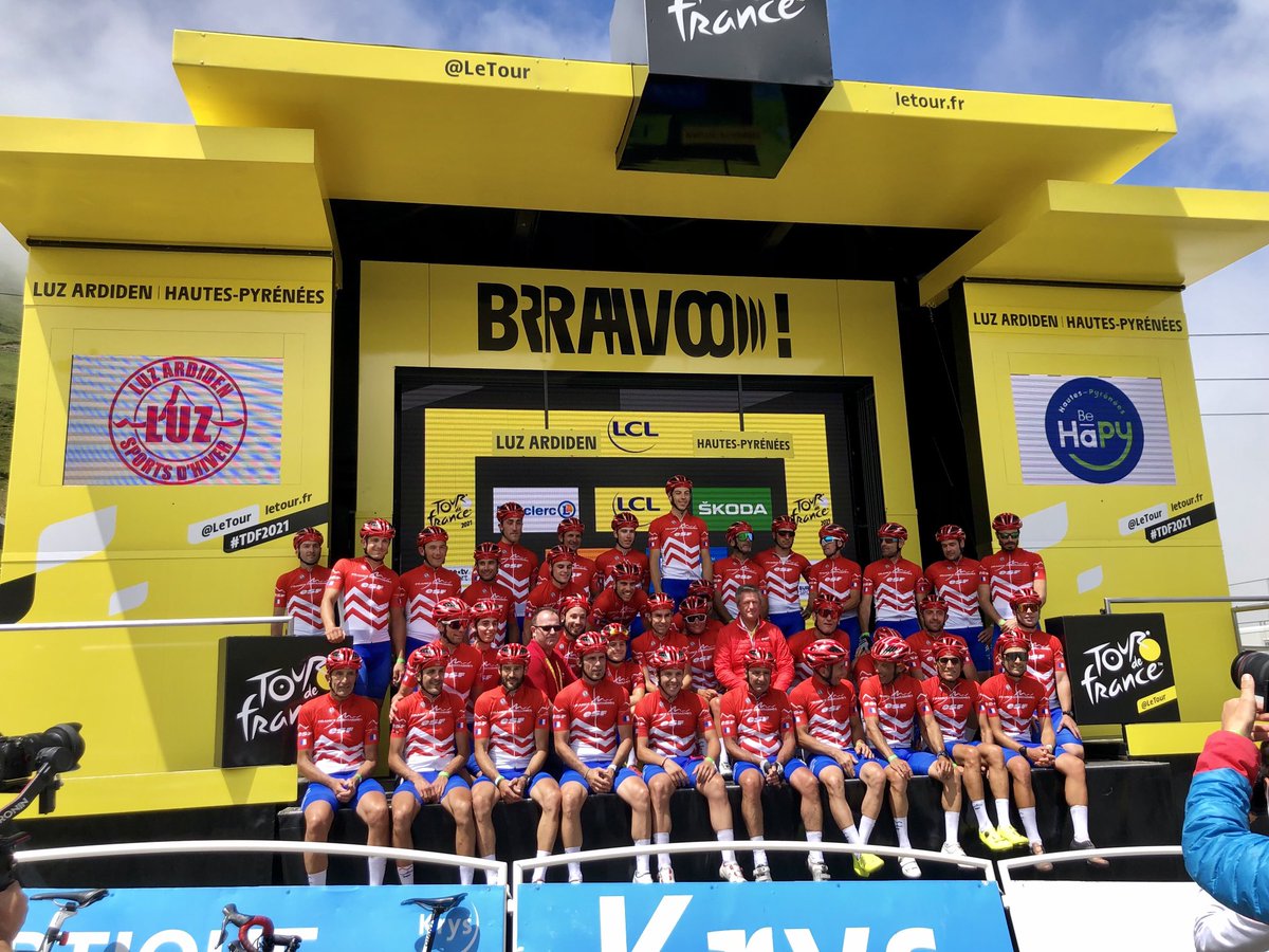 Après les Alpes du Nord,les Alpes du sud et les Vosges,comme chaque année,le peloton ⁦<a href="/FranceMontagnes/">francemontagnes</a>⁩ composé d’une quarantaine de moniteurs et monitrices de ⁦<a href="/esf_officiel/">𝗲𝘀𝗳</a>⁩ fait l’ultime ascension d’une étape de ⁦<a href="/LeTour/">Tour de France™</a>⁩ pour faire la promotion des stations