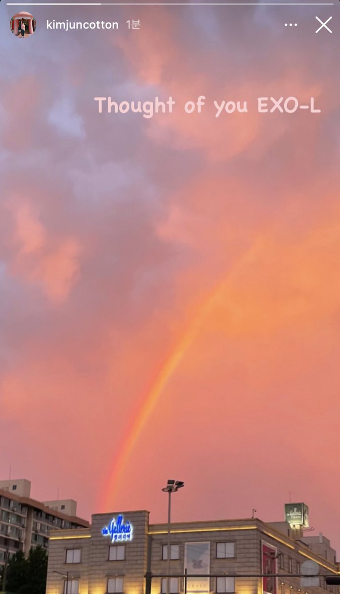 BUNNYMYE0N's tweet photo. 210715 SUHO INSTA STORY 

"Thought of you EXO-L" 

JUNMYEONNIE 😭😭😭 He saw a Rainbow and thought of us.. 🥺❤️ 

#EXO #수호 @weareoneEXO https://t.co/6rRPCqKNaK