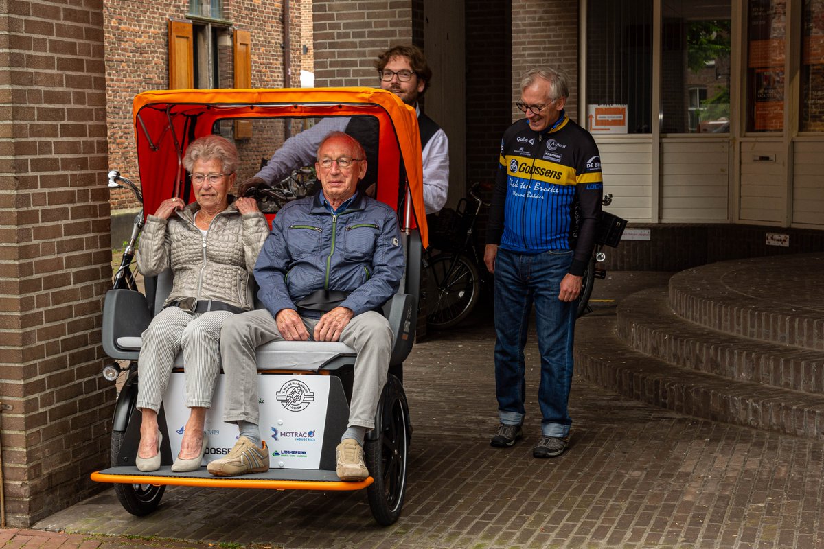 Onze Goede Doelen Actie; dit jaar het ‘riksja project’. Met behulp van sponsoren kon Het Stadshuus een elektrische riksja aanschaffen om kwetsbare of minder mobiele mensen mee te nemen voor een fietstocht Hand met 'oké'-gebaar Meer info? motracindustries.com/nl/nieuws/160/…

#riksja #goeddoel