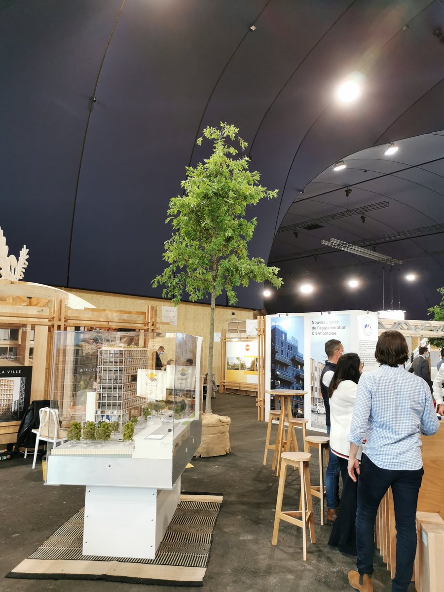 Notre stand est prêt à vous accueillir au Forum Bois Construction! 😀

Mobilier fourni par l'atelier #remake spécialiste du #réemploi 🙌
Structure du stand en matériaux #biosourcés et issu des forêts françaises, fabriqués par les étudiants de l'ESB 🌳

@nvbcom_fr
