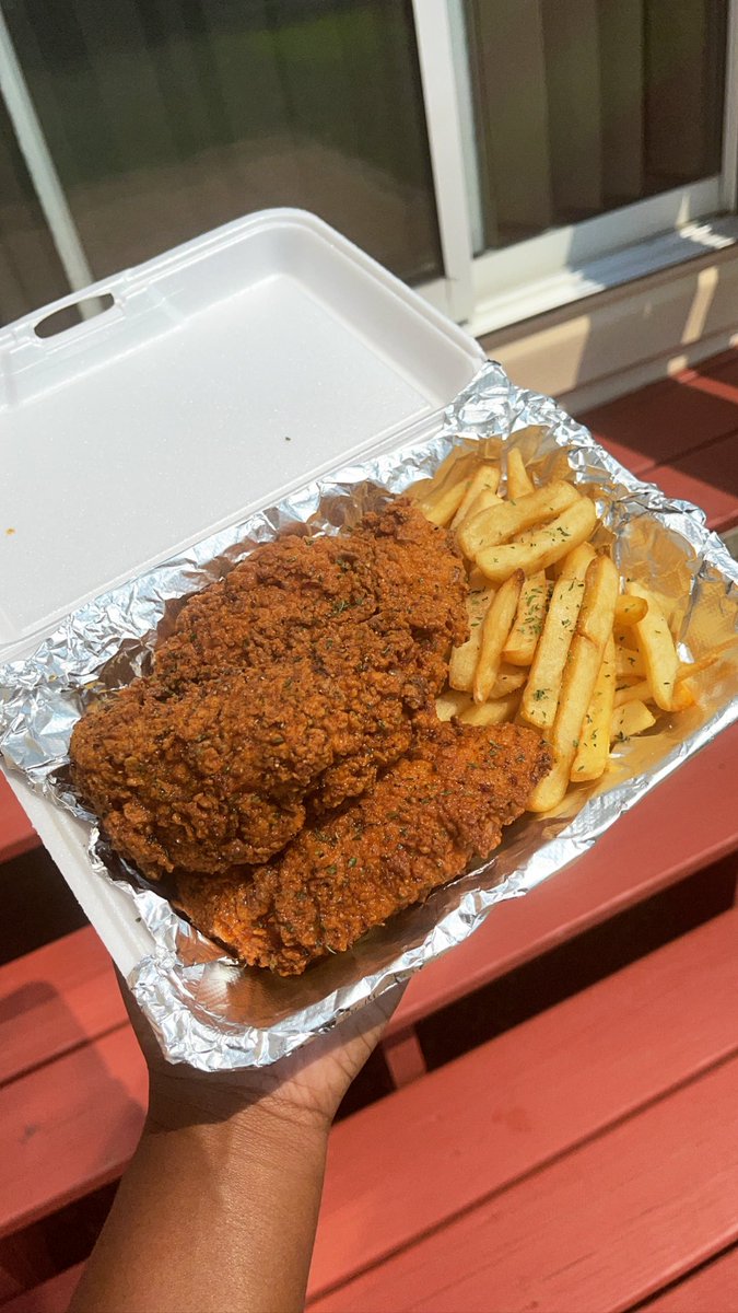 KikiBaeBee's tweet photo. Hey y’all !
I started my own food business a few month ago  and I’m beyond blessed and grateful to have so many customers so far but I can’t wait to bless some more taste buds! A simple retweet will come a long way 🙏🏾❤️ 
IG: @kikiskitchen101 
#SupportBlackBusiness #DMV #food https://t.co/MB8krB3jWR