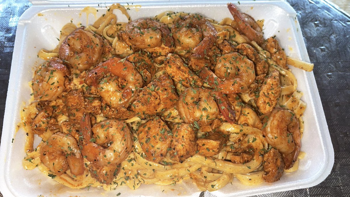 KikiBaeBee's tweet photo. Hey y’all !
I started my own food business a few month ago  and I’m beyond blessed and grateful to have so many customers so far but I can’t wait to bless some more taste buds! A simple retweet will come a long way 🙏🏾❤️ 
IG: @kikiskitchen101 
#SupportBlackBusiness #DMV #food https://t.co/MB8krB3jWR