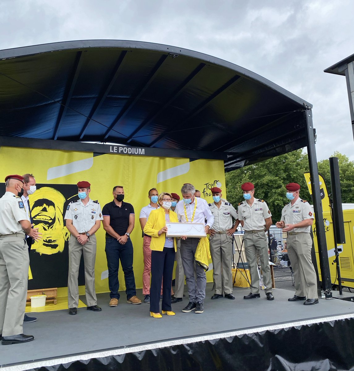 Ville_Pau's tweet photo. 💛 Avant le départ de la 18ème étape du Tour : Pau - Luz Ardiden, le traditionnel échange de cadeaux entre 
@josypoueyto et Christian Prudhomme. Un hommage a été rendu aux militaires de l'ETAP auteurs du raid cycliste Mont Saint Michel - Pau ! https://t.co/Tl1R4rpSGd