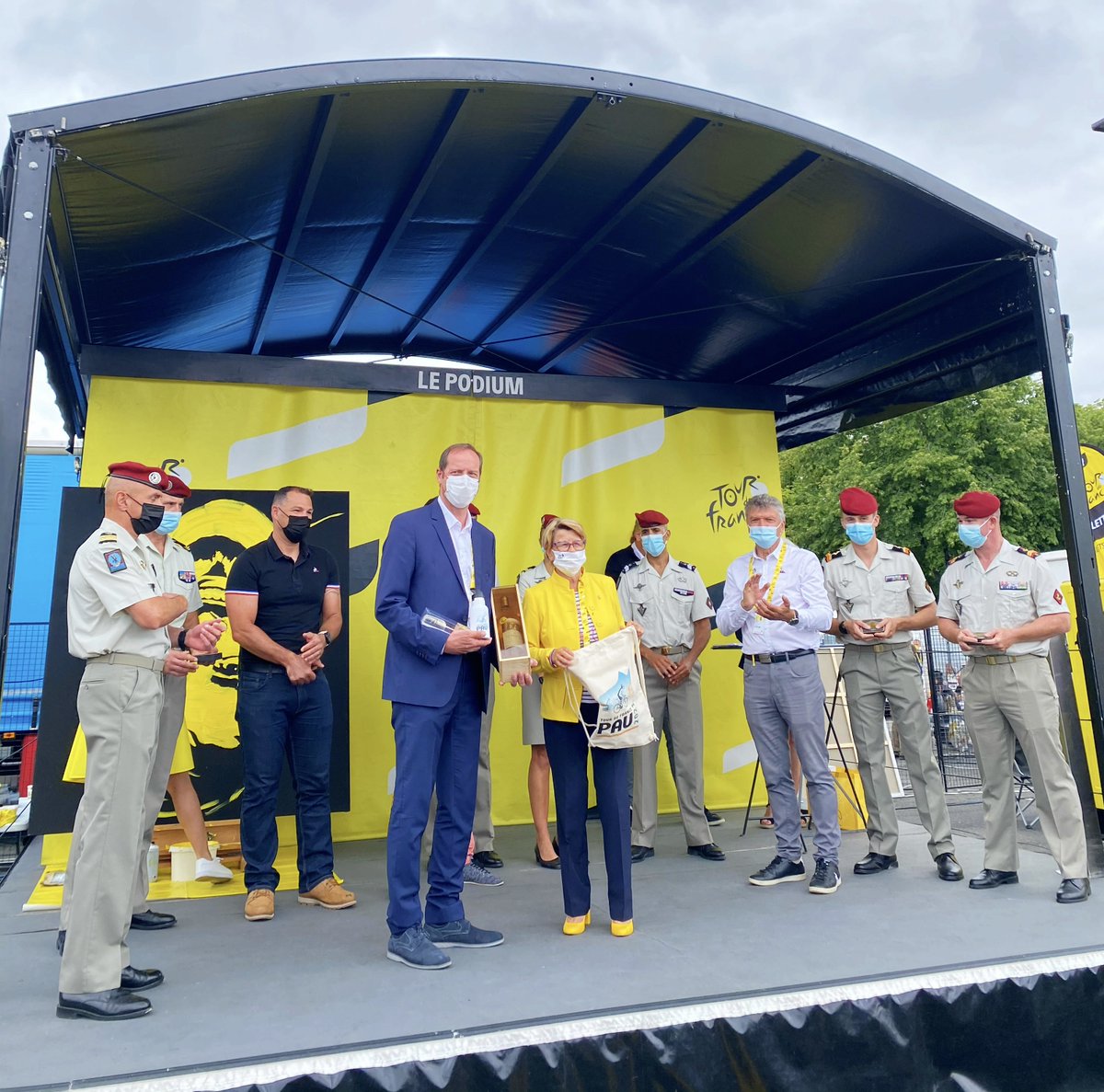 Ville_Pau's tweet photo. 💛 Avant le départ de la 18ème étape du Tour : Pau - Luz Ardiden, le traditionnel échange de cadeaux entre 
@josypoueyto et Christian Prudhomme. Un hommage a été rendu aux militaires de l'ETAP auteurs du raid cycliste Mont Saint Michel - Pau ! https://t.co/Tl1R4rpSGd