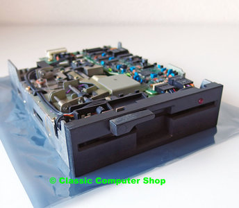 AlexNastas_t's tweet photo. @mkCoder @JonErlichman I don't believe this 5.25. This is 3.5 drive (1.44MB). The 5.25 looked like this https://t.co/YtvkEzb5AS