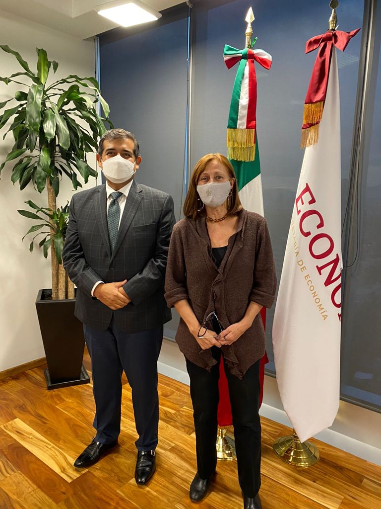 En la reunión de trabajo con la Secretaria <a href="/tatclouthier/">Tatiana Clouthier</a> y el equipo de la <a href="/SE_mx/">Economía México</a> que sostuvimos ayer, ambas instituciones reiteramos nuestro compromiso de continuar colaborando estrechamente para mejorar las vidas de las mexicanas y los mexicanos