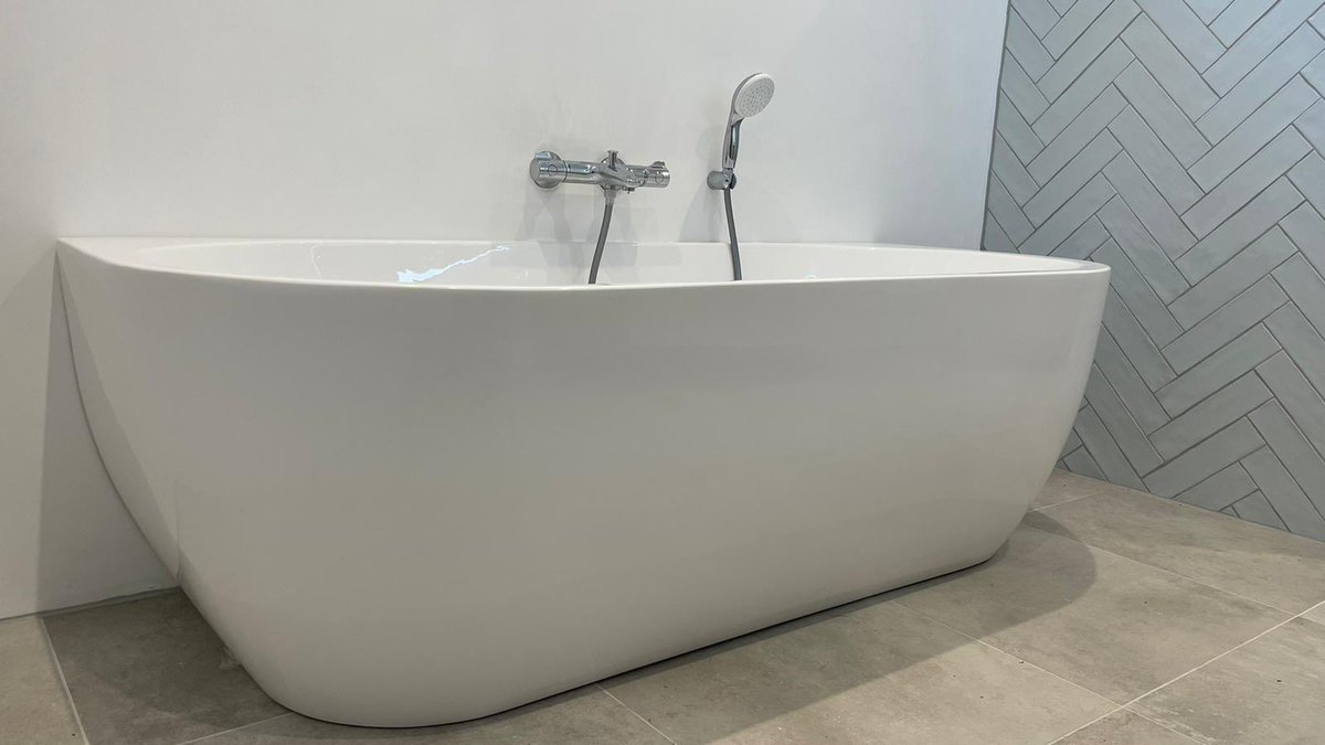 Bertil_Bouma's tweet photo. In de uitbouw zat deze prachtige #badkamer https://t.co/6tiIL6irKN