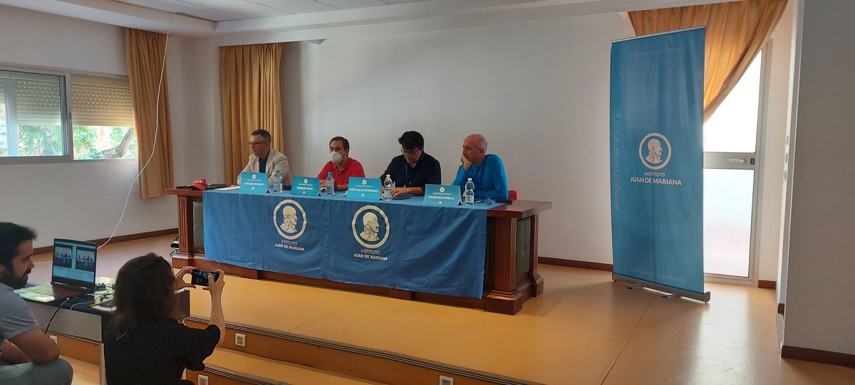 NoeSottimano's tweet photo. Universidad de Verano 2021
DÍA 5: ¿QUÉ NOS ENSEÑÓ LA PANDEMIA? 

Espectacular debate entre @santiagonavajas, @ecbueno y @fcapellaga en @juandemariana https://t.co/9UwX5lBThf
