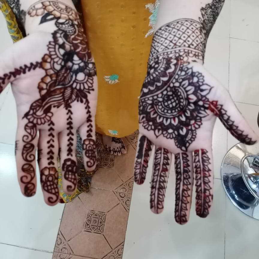 ’Mehndi adorns the hands and life takes on a new color’’
Glamours Beauty Station offers fabulous mehndi designs for Eid. 
Book your appointment NOW!!!
Visit Us:
glamoursbs.com
#mehndi #eiduladha2021 #discount #henna  #hennainspire #bridalmehndi #mehandi #bridal #bhfyp