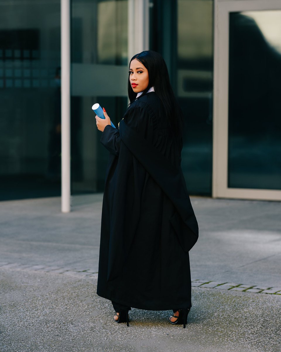 kim_samlee's tweet photo. A Baddie with an Honours Degree 🎓 https://t.co/WK3AljEojm