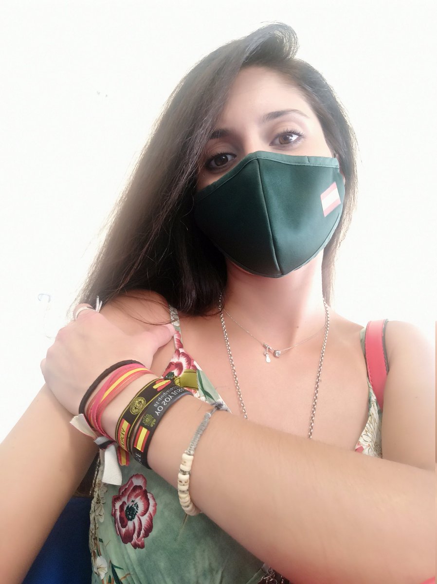 Ayer, por fin, me pusieron la vacuna contra #COVID19 . Este pinchacito es mi última esperanza d mejora. Dsde q cogí este maldito #virus tengo dolor insoportable, paralizaciones d extremidades, perdida total d visión... Para los negacionistas-antivacuna, les puedo hacer resumen👍🏼