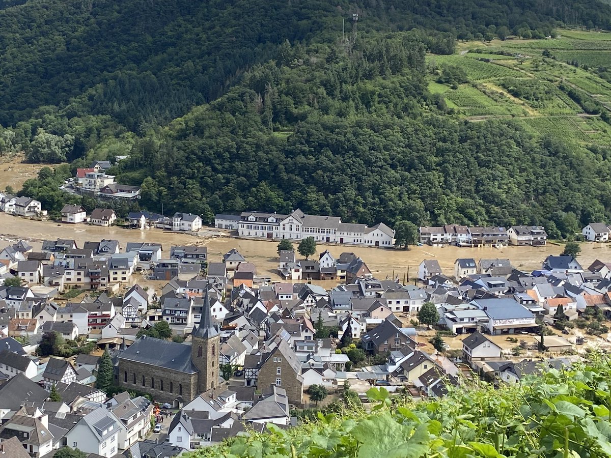 Die aktuelle Lage in #Dernau an der #Ahr. Das Wasser sinkt langsam. Ungeheure Zerstörung überall. Helikopter retten Menschen von Dächern. Wo es schon geht heißt es jetzt #ärmelhoch und los. #Hochwasser #Ahrtal