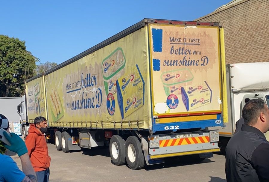 UzairVahed's tweet photo. Great to see that people in our community have the means and are using it correctly, trying to help as many as they can. It's one thing to have the means, but you have to have a heart that allows you to use those means in a beneficial way. May Allah/God bless them all. https://t.co/NoXnTBimx7