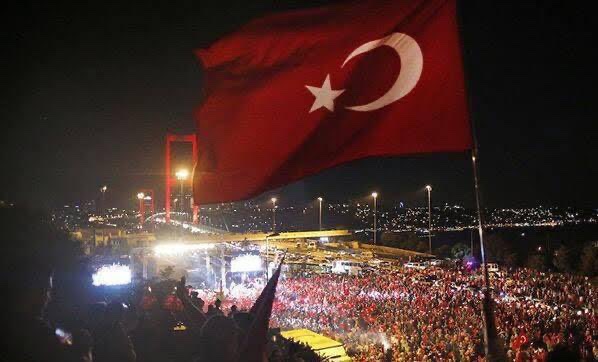 saglikmedeniyet's tweet photo. “Amin desin hep birden yiğitler,
“Allahu ekber!” gökten şehidler.
Amin! Amin! Allahu Ekber!”

Hainlerin tuzaklarını başlarına geçiren Rabbimize hamd, şehitlerimizi rahmetle yâd ediyoruz. Gazilerimize şükranlarımızı sunuyoruz. https://t.co/kKTgKANAS5