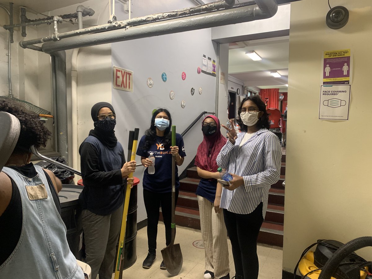 YouthbuildQCH's tweet photo. Our gardening crew knows the perfect balance of community service and having a good THYME 
#YouthBuildNYS #SYEP #nycYouthLeaders #communitymatters #BUILDingNYC https://t.co/006ykdjaDT