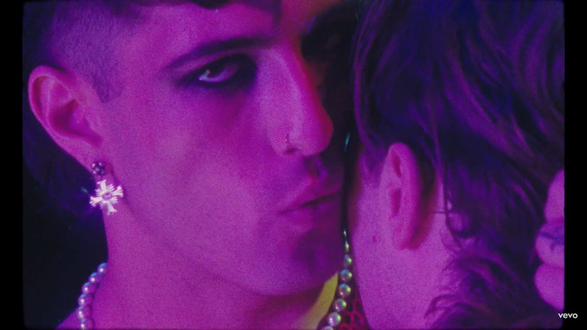 puff_maggie's tweet photo. O Damiano sussurrando no ouvido do Thomas eu to --- 
#IWBYSvideo https://t.co/i4sjDnPWyE