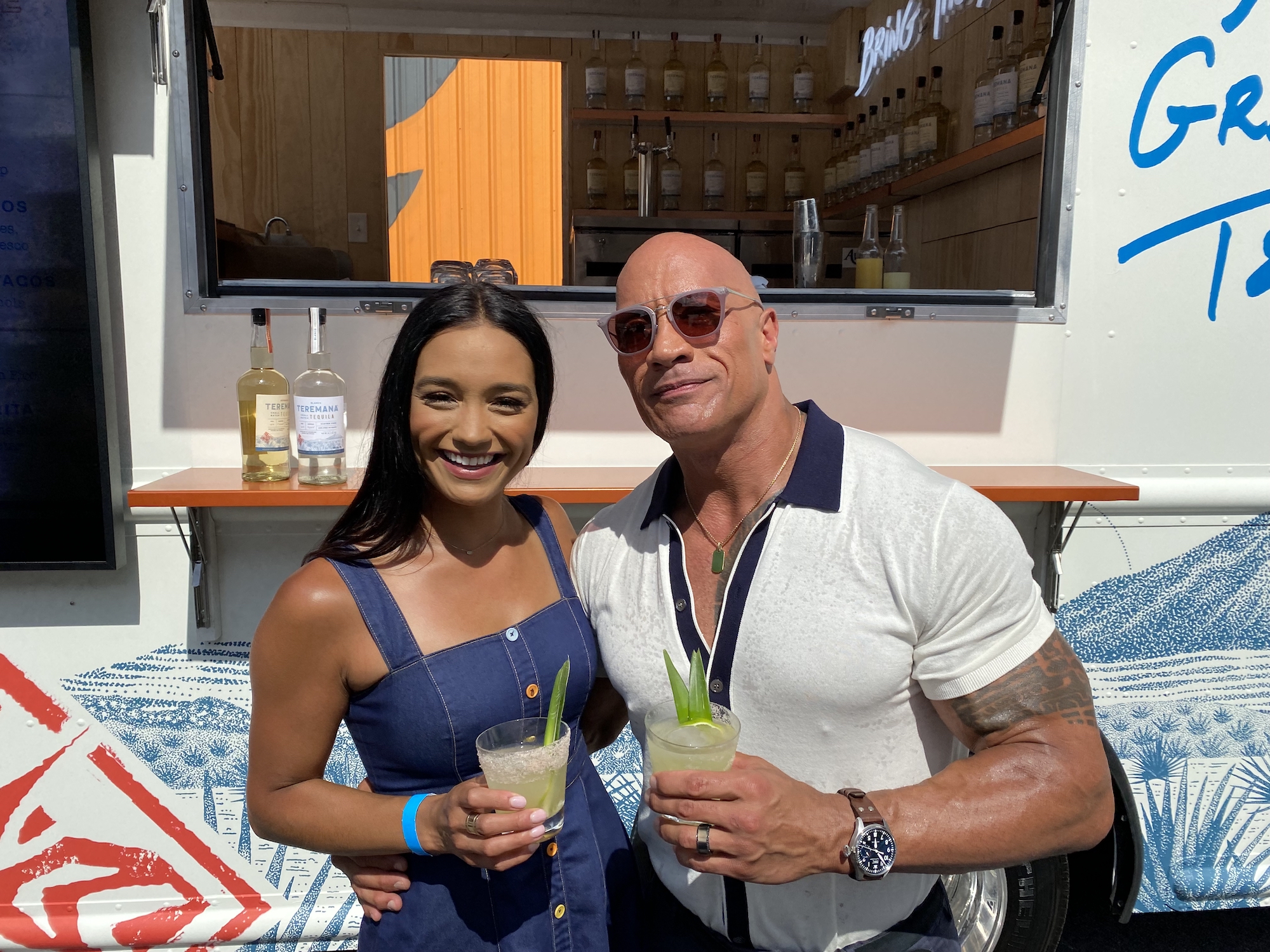 X-এ Dwayne Johnson: "Tune in TONIGHT on @etnow for the big, fun unveiling  of our new line of @Teremana #ManaMobile trucks. Serving tacos, Teremana  cocktails and my “infamous” Rock French Toast!! 🥃