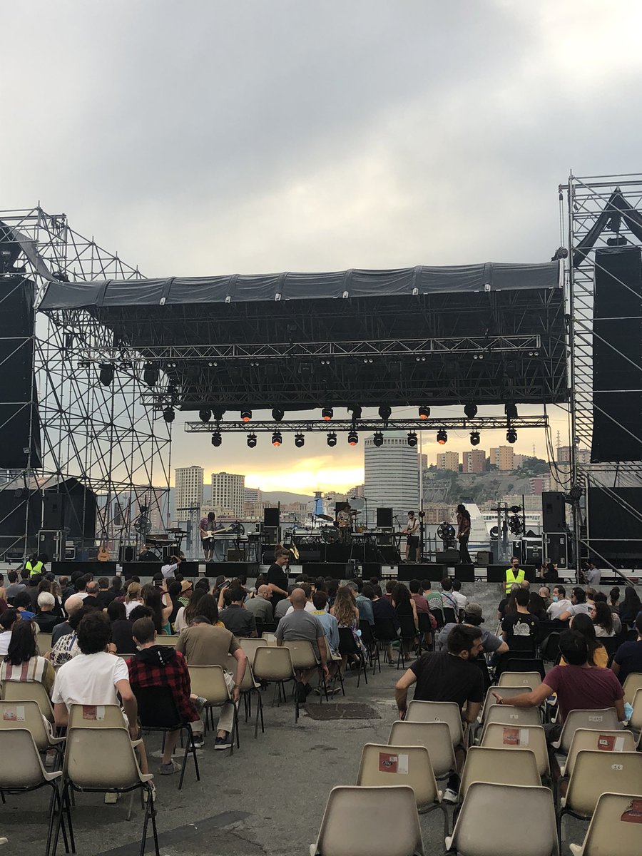 Anche seduti siete bellissimi, qui al #BalenaFestival <a href="/PortoAnticoGe/">Porto Antico Genova</a>