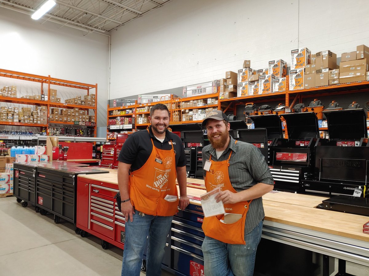SASM Rodney praising the efforts of D-25 DS Rob with a well earned Homer Award. Congratulations Rob. Best looking tool chest section in the district! <a href="/SteveTHD27311/">Steve Yasoni</a> <a href="/KathyHD2758/">Kathy Steinberg</a> <a href="/Tammyha2758/">Tammy Hart</a> <a href="/THDShelby/">Shelby Home Depot</a> @XKerrigan <a href="/tllinke/">Tracee Linkewitz</a>