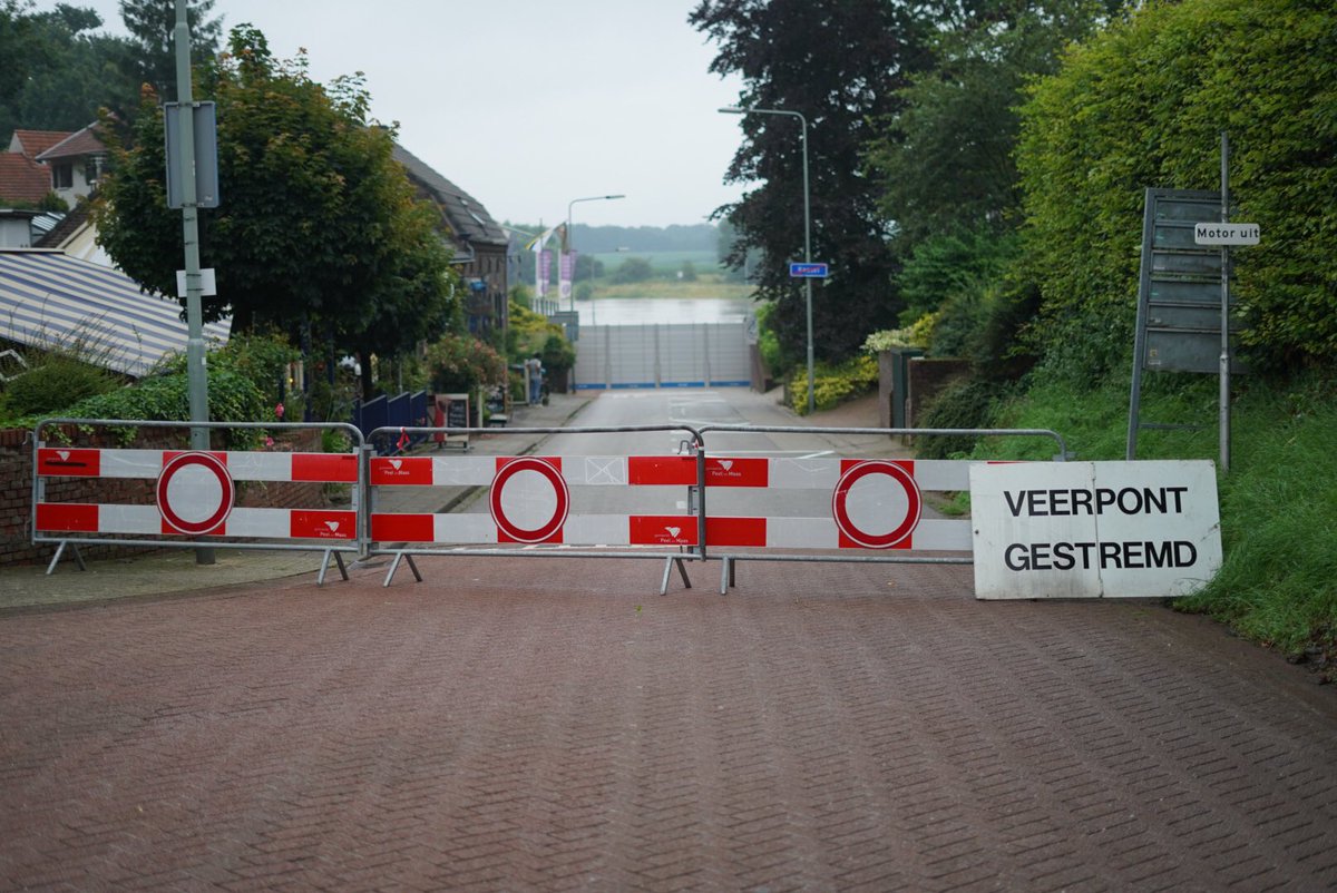 josschoenmaker's tweet photo. De #veerpont over de #Maas bij #Kessel is vanavond #gestremd, er is een #keerwand geplaatst in de doorgang naar het veer. De verwachting is dat het water vannacht nog een paar meter stijgt.
#Limburg #watersnood #wateroverlast #WatersnoodLimburg https://t.co/p8MyLdUbP6