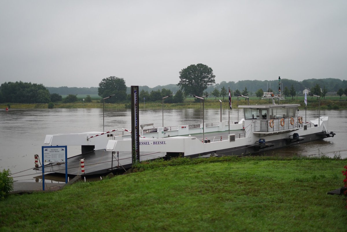 josschoenmaker's tweet photo. De #veerpont over de #Maas bij #Kessel is vanavond #gestremd, er is een #keerwand geplaatst in de doorgang naar het veer. De verwachting is dat het water vannacht nog een paar meter stijgt.
#Limburg #watersnood #wateroverlast #WatersnoodLimburg https://t.co/p8MyLdUbP6
