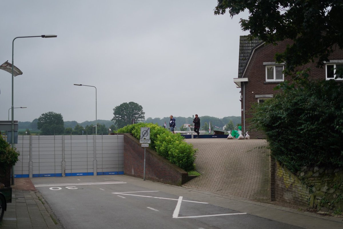 josschoenmaker's tweet photo. De #veerpont over de #Maas bij #Kessel is vanavond #gestremd, er is een #keerwand geplaatst in de doorgang naar het veer. De verwachting is dat het water vannacht nog een paar meter stijgt.
#Limburg #watersnood #wateroverlast #WatersnoodLimburg https://t.co/p8MyLdUbP6