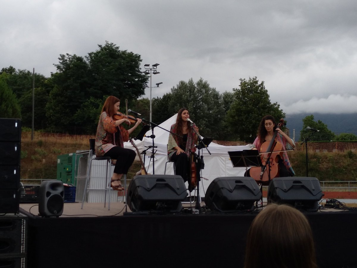 A #SantCeloni gaudint amb DoneSString ( Marina Prades ,Anna Urpí i Marta Pons) d'un #DijousALaFresca sota la grisor d'un cel que amaga el Montseny