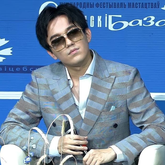 RoisinCherie's tweet photo. @dimash_official looked awfully good in that Shoqan suit today at the #SlavicBazaar press conference
Photo cr luda_zhur on IG
#dimash #dimashkudaibergen https://t.co/WZ42qQo2gr