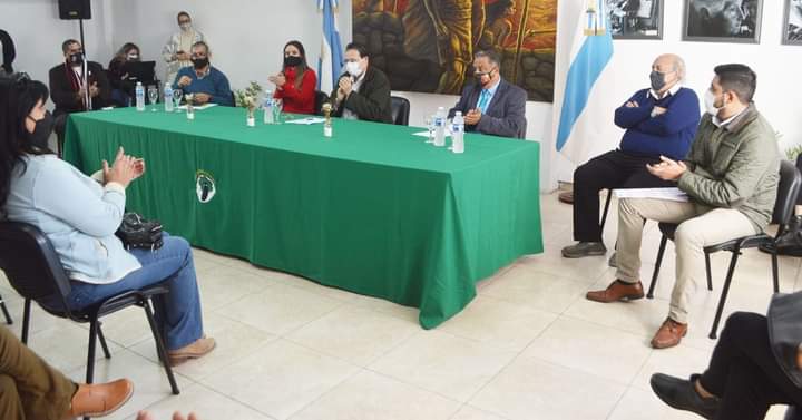 Se llevo a cabo una reunión con representantes de la CGT y organizaciones no gubernamentales, para tratar la situación de los servicios públicos en la provincia.
<a href="/lalocobosing/">Eduardo Lalo Cobos</a> <a href="/dr_miguelpaz/">Miguel Francisco Paz</a>
Sigue...