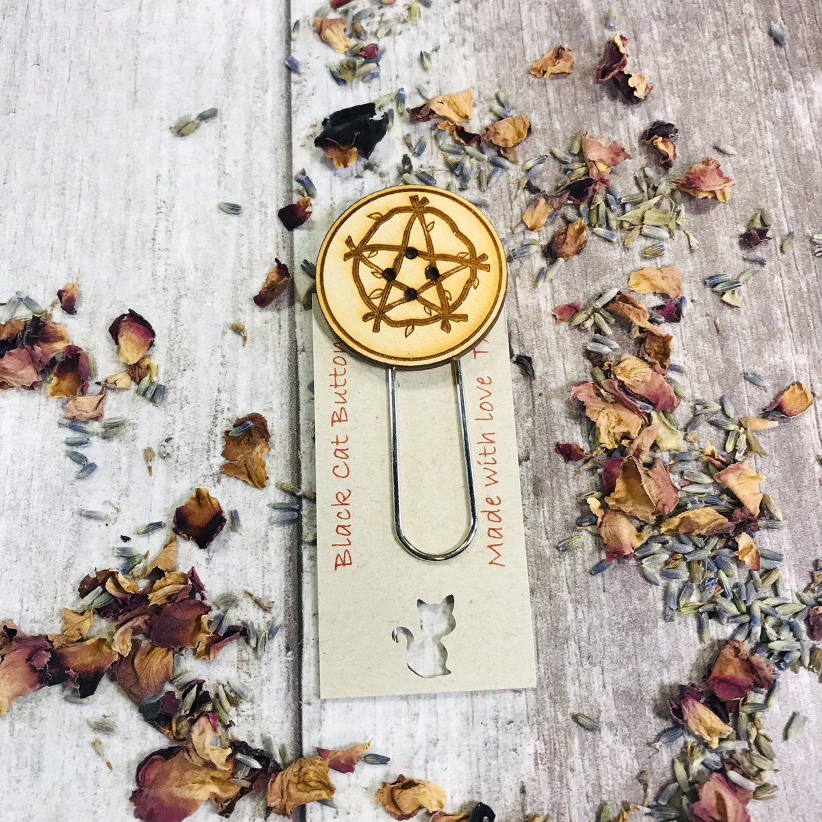 Mommaparker2's tweet photo. So #YourBizHourin #collaborationwith @blackcatbutton my bookmarks are now listed at https://t.co/ORnldo1SbS #lovemomma https://t.co/BxiMwXQtVh
