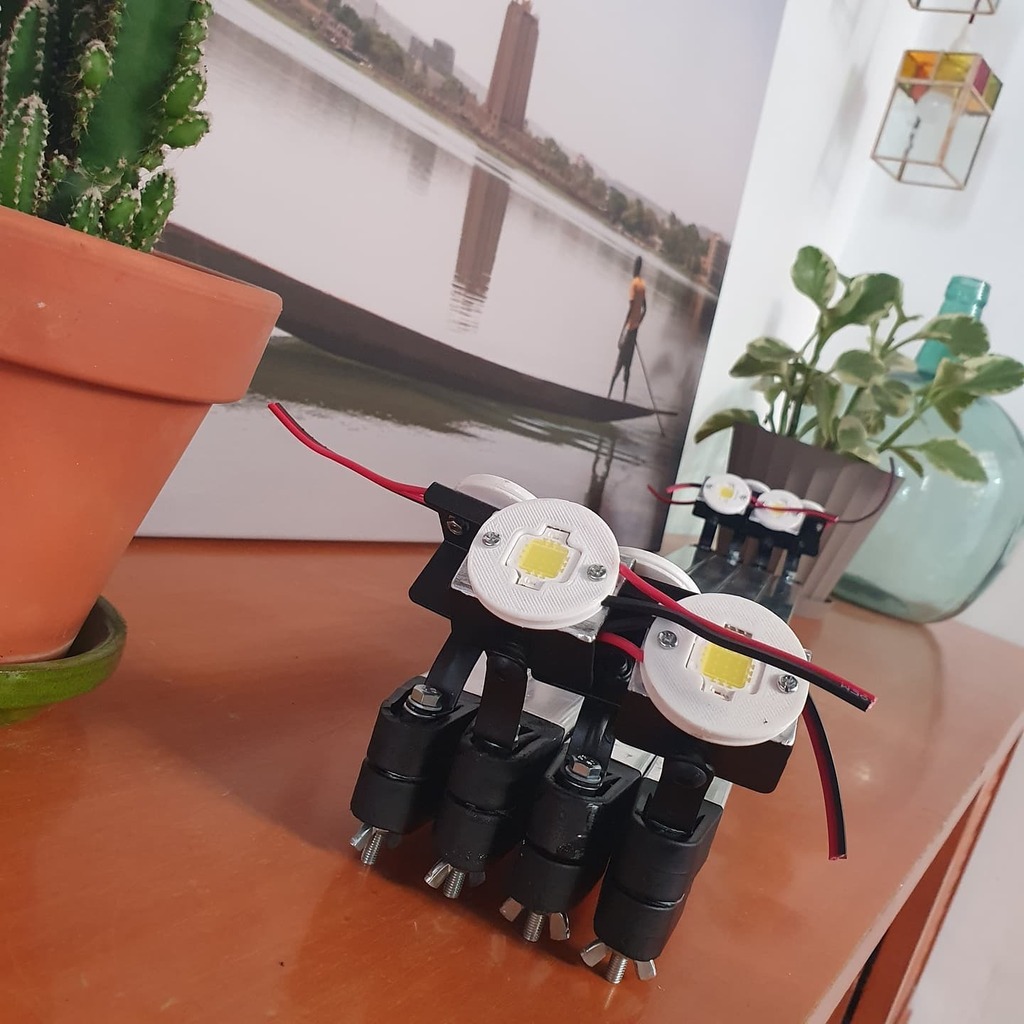 IvanGMoyano's tweet photo. Nueva estructura plegable para el Strobomaton de 12v!

#videoarte #lights #lightsandshadows #lightsystemsdesign #huerfanasstudio #almeria #almería #elartilugiosdt #strobomaton #arduino #prototipando #prototype #prototyping #prototypingideas https://t.co/N4MU5HHfpu https://t.co/NWghW0L4GF