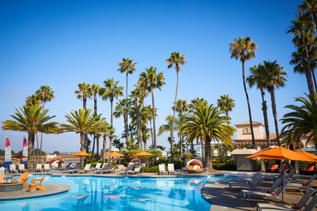 Vacation is calling, will you answer? At @sdmissionbayresort there's good times all the time with relaxing pool days, waterfront dining, and live music - you will be sure to have an unforgettable vacation. 🌴☀️