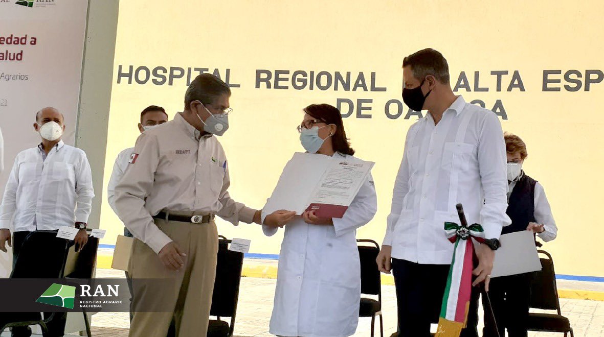 RAN_Nacional's tweet photo. El día de hoy el Registro Agrario Nacional (RAN) entregó seis títulos de propiedad a seis instituciones públicas del sector salud y de justicia del estado de Oaxaca, en el acto participaron el Dj  @PlutarcoGJ y el gobernador del estado @alejandromurat https://t.co/sukYZE7AdF
