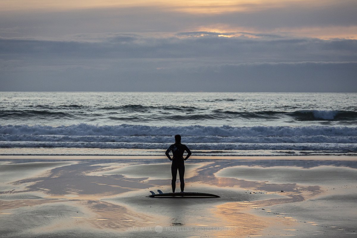 jmaiaphoto's tweet photo. End of the day, Amado Beach, Aljezur, Portugal. After an afternoon riding the waves, a surfer admires the sunset at Amado Beach.
#beach #praiadoamado #costavicentina #surf #pnsacv #sudoestealentejano #alentejo #aljezur #portugal #travelphotography https://t.co/KZqC5Eljpg