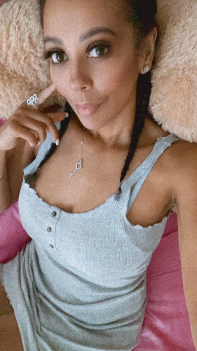 In bed with cramps on day one of my moon cycle 🩸 editing and uploading clips today!

need a trustworthy bitch to bring me fries with vegan gravy 😖