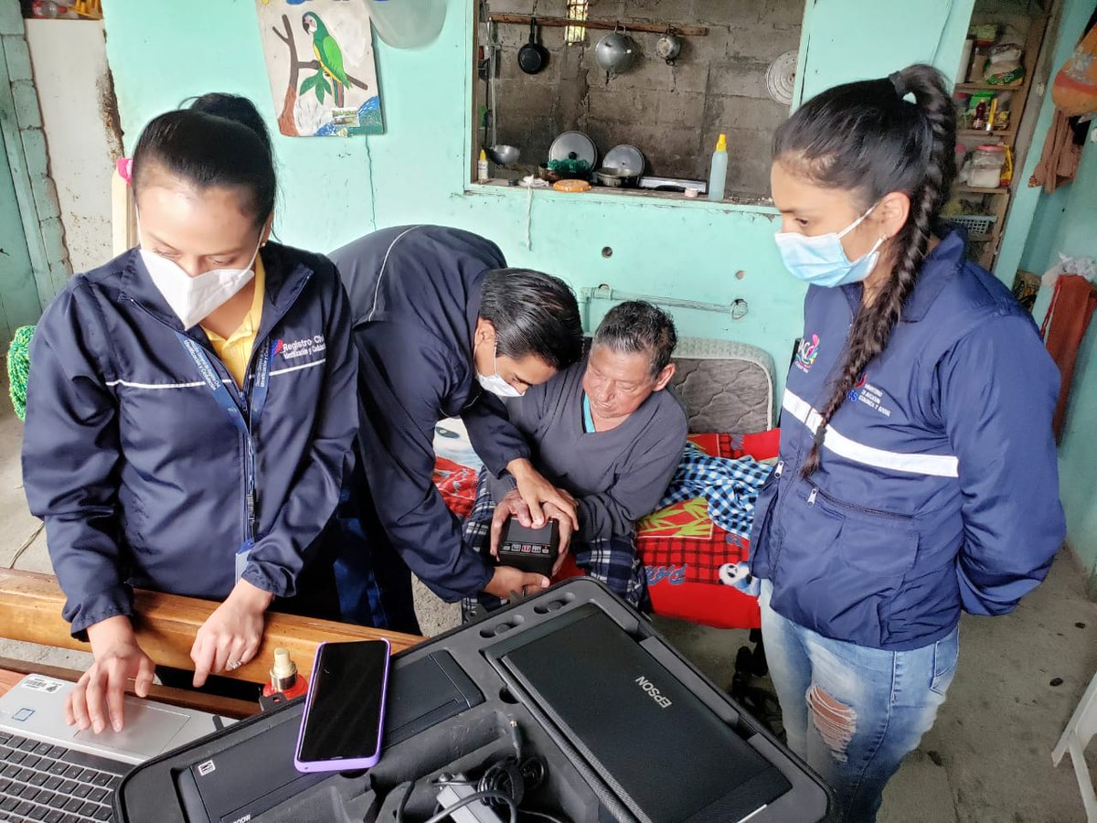 gad_elchaco's tweet photo. #AccionSocial | Técnica Mies, Gad Municipal El Chaco y el Registro Civil realizaron una brigada de Cedulación para el Adulto Mayor Guillermo Vásquez usuario del Centro Gerontológico "Espacios Activos" Santa Rosa quien tiene discapacidad física y enfermedad degenerativa. https://t.co/TgyJeTAnub